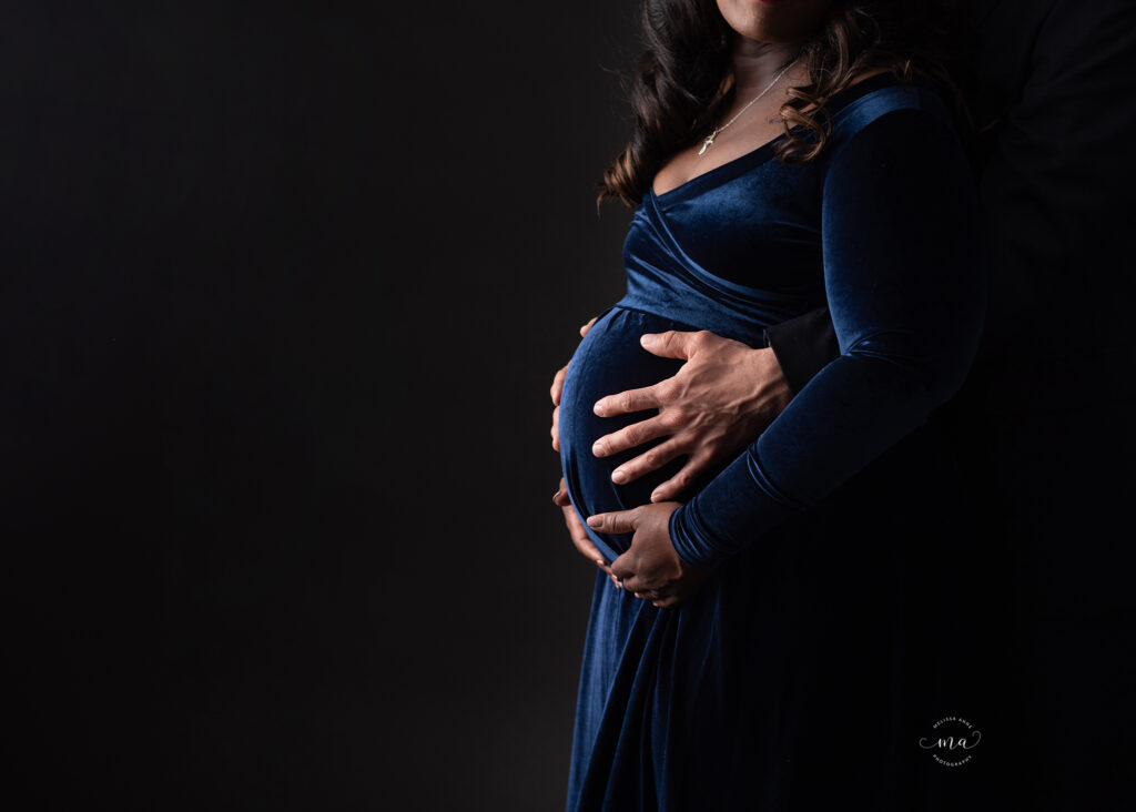 michigan maternity photographer melissa anne photography side lit fine art maternity