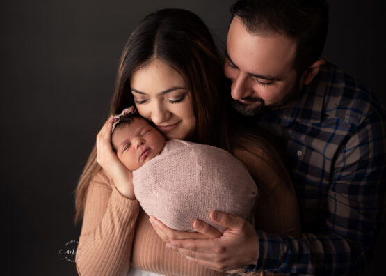 michigan maternity photographer parents with newborn baby