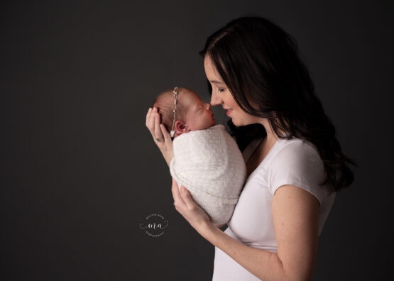 Michigan newborn photographer Melissa Anne Photography mom with newborn baby girl