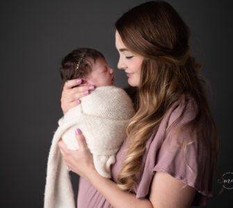 10 Secrets for a more comfortable delivery Troy Michigan newborn photographer Melissa Anne Photography mother and newborn baby girl