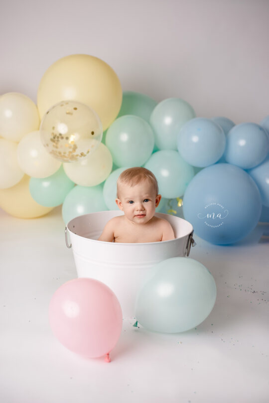 Michigan cake smash photographer Melissa Anne Photography washtub with one year girl pastel balloons