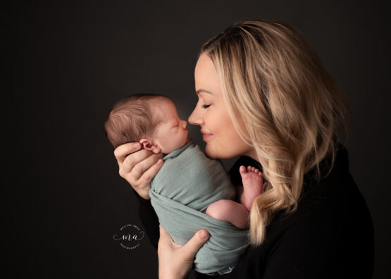 Michigan newborn photographer Melissa Anne Photography mom with baby