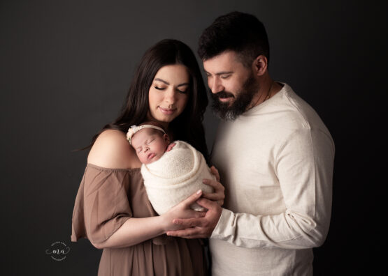 Michigan newborn photographer Melissa Anne Photography newborn baby girl with mom and dad