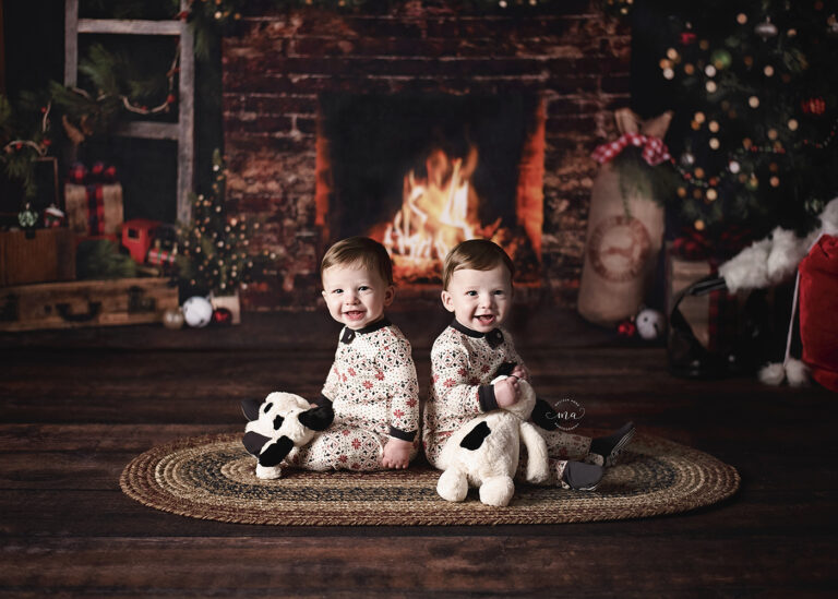 Troy Michigan photographer Melissa Anne Photography Christmas mini session with twin boys in pajamas