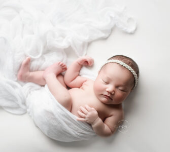 posed-newborn-photography-Troy-Michigan-Melissa-Anne-Photography