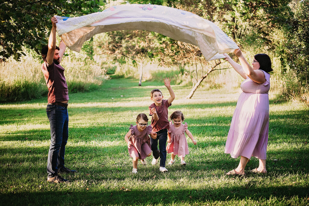 5 tips to get your kids excited for photos Metro Detroit photographer Melissa Anne Photography kids playing with parents