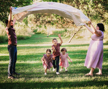 5 tips to get your kids excited for photos Metro Detroit photographer Melissa Anne Photography kids playing with parents