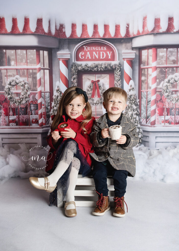 Michigan photographer Melissa Anne Photography Christmas mini session boy and girl drinking cocoa