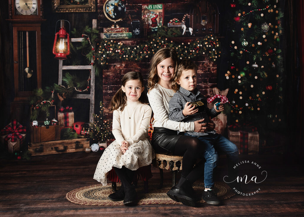 Michigan photographer Melissa Anne Photography Christmas mini session kids in vintage room