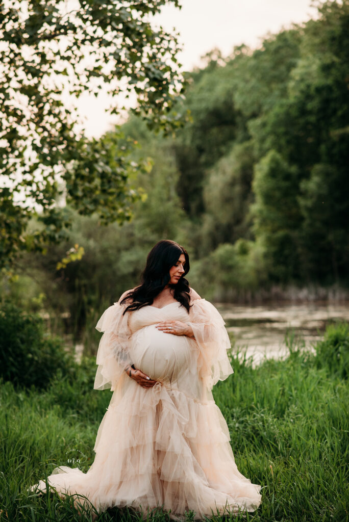 Troy Michigan maternity photographer Melissa Anne Photography outdoor summer maternity photos in park tulle gown