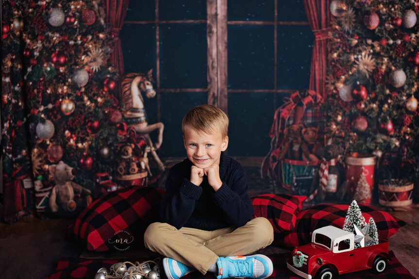 Michigan-Christmas-Mini-Sessions-Melissa-Anne-Photography-vintage-backdrop-with-antique-truck