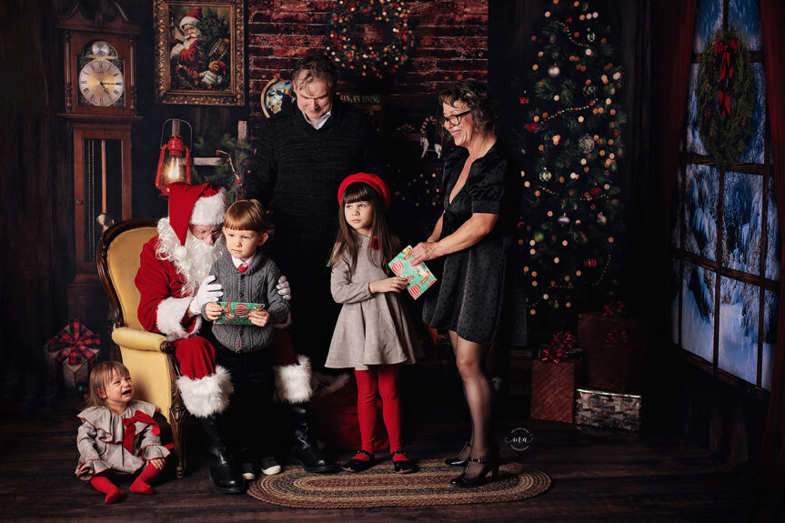 Troy-Michigan-Christmas-mini-sessions-Melissa-Anne-Photography-family-with-Santa